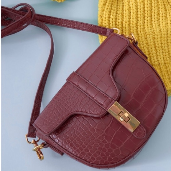 Red Faux Gator Skin Semi Circle Crossbody Bag - Picture 4 of 4